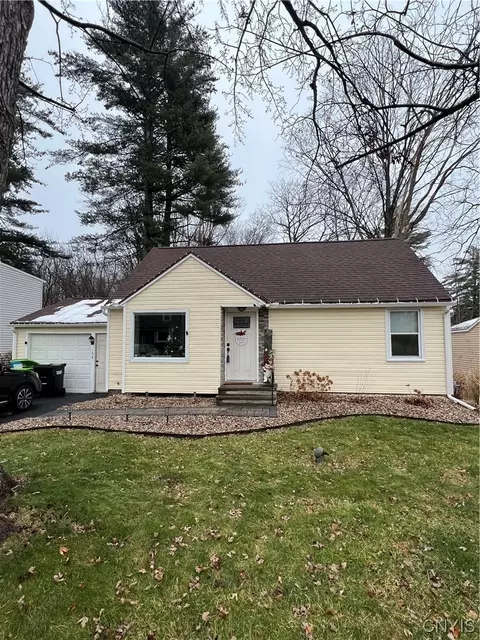 104 Wadsworth Rd, Syracuse, NY 13212