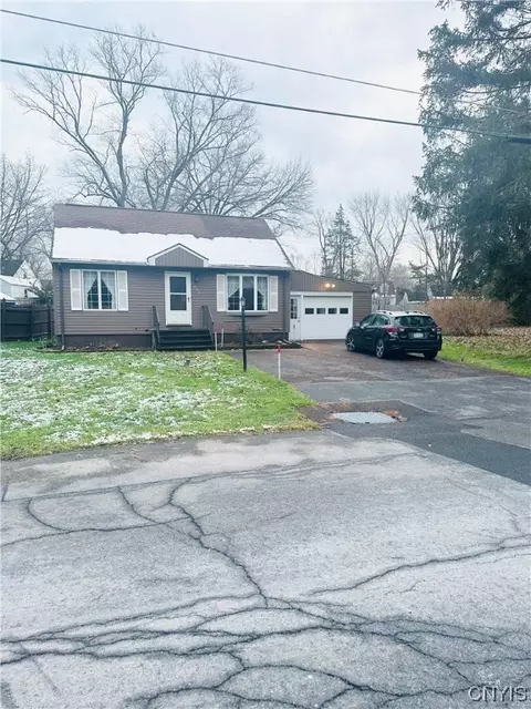 435 Kirsch Dr, Salina, NY 13211