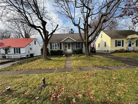 308 Clover Ridge Dr, Syracuse, NY 13206
