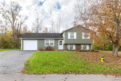 3040 Claybourne Ln, Lysander, NY 13027