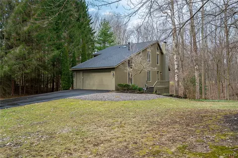 3112 Darting Bird Ln, Lysander, NY 13027