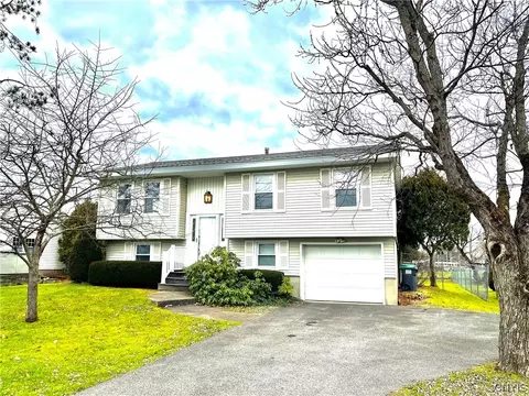 210 Yoxall Ln, Whitestown, NY 13424