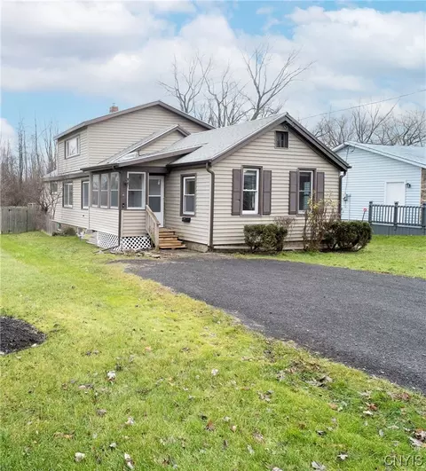 301 Garden City Dr, Salina, NY 13211