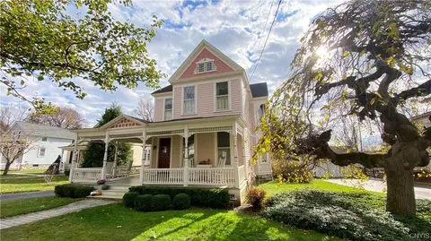 14 Elizabeth St, Skaneateles, NY 13152