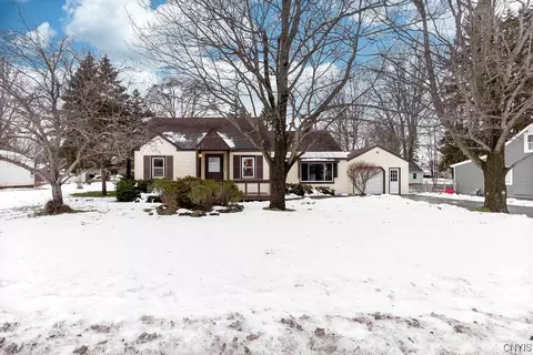 8583 Weaver Rd, Cicero, NY 13039