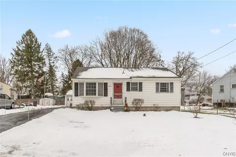 5840 Reis Dr, Cicero, NY 13039