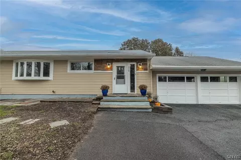 218 Hinsdale Rd, Camillus, NY 13031