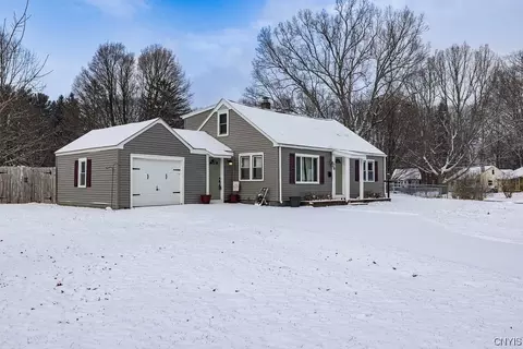 33 Pine Ridge Cir, Syracuse, NY 13212