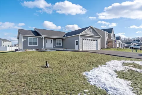 8640 Cobalt Dr, Cicero, NY 13039
