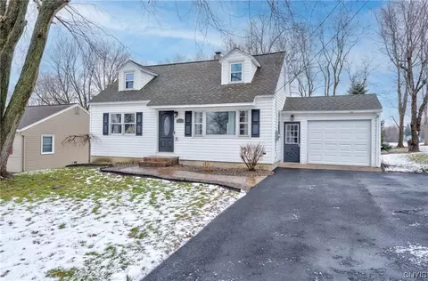 130 Kendall Dr W, East Syracuse, NY 13057