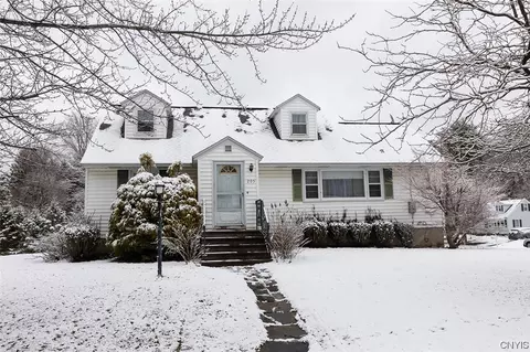205 Robinhood Ln, Camillus, NY 13031