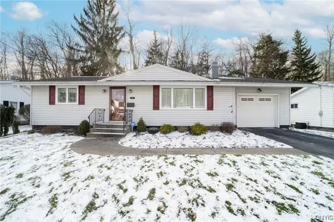114 Oakridge Dr, Geddes, NY 13209