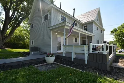 204 Lakeview Dr, Dexter, NY 13634