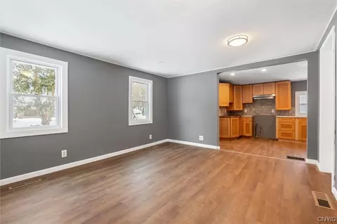 120 Maple Dr, Camillus, NY 13031 photo 4