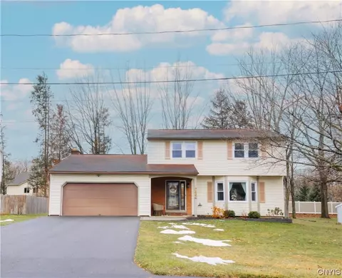 7637 Windsor Dr N, Syracuse, NY 13212