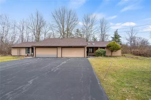 3122 Amesbury Dr, Lysander, NY 13027