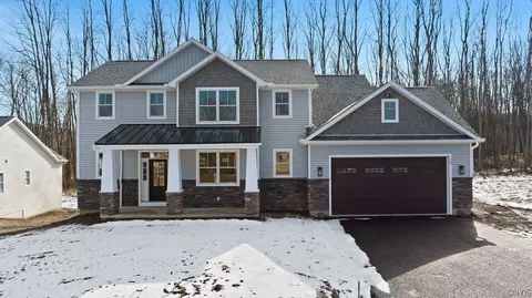 13 Baltimore Rdg, Marcellus, NY 13108