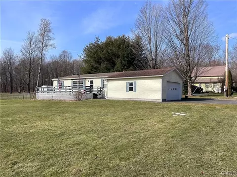 23 Railroad St, Bernhards Bay, NY 13028