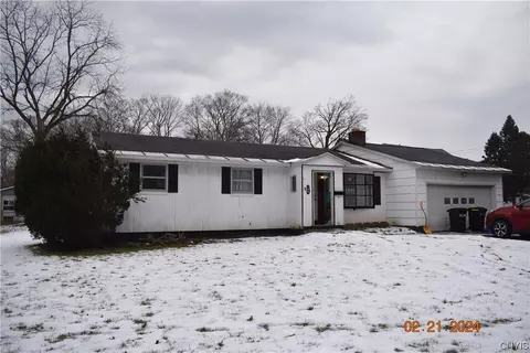 106 Pine Tree Dr, Syracuse, NY 13212