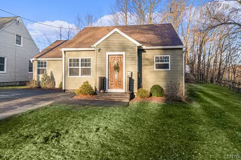7 Hilltop Ter, New Hartford, NY 13413