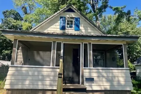 105 Lawrence Ave, North Syracuse, NY 13212