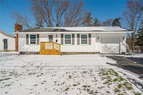 4965 Driftwood Dr, Salina, NY 13088