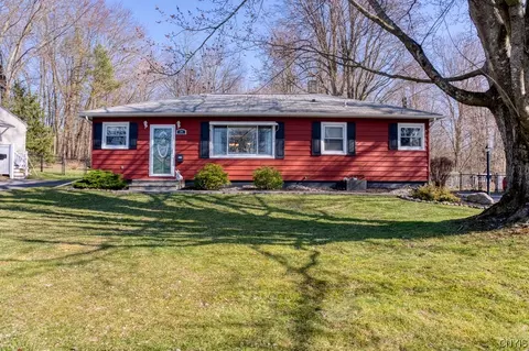 24 Kent St, Schroeppel, NY 13135