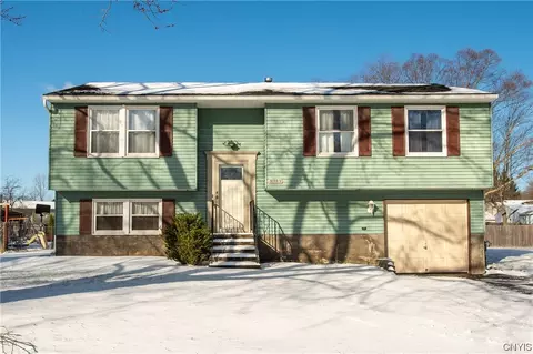 8313 Spicebush Trl, Clay, NY 13090