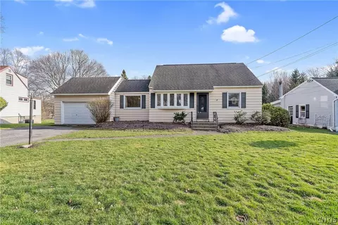 104 Rowena Dr, Camillus, NY 13031