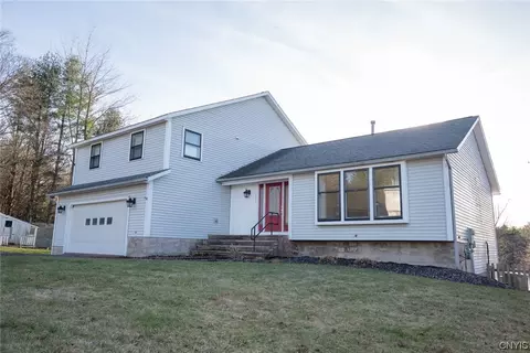 5001 Phaeton Ln, Onondaga, NY 13215