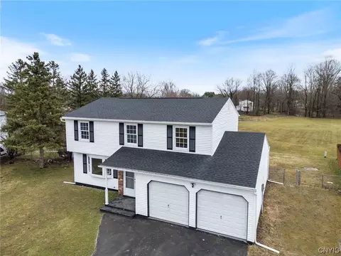 8210 Perrugia Ln, Clay, NY 13041