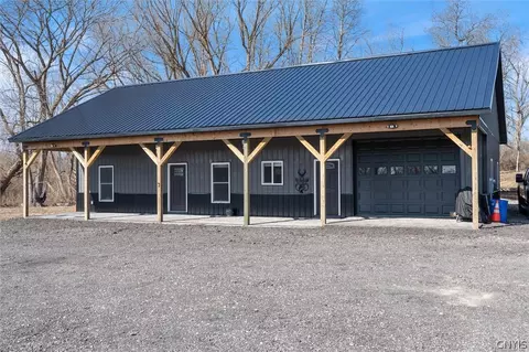 32 Fox Dr, Schroeppel, NY 13135
