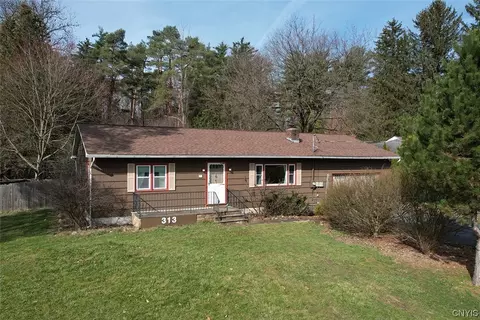 313 Edwards Dr, Fayetteville, NY 13066