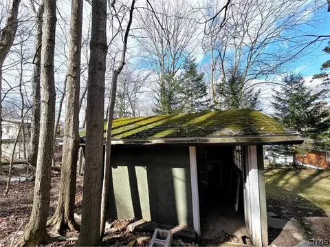 Exterior - 246 Oakley Dr E, Syracuse, NY 13205 photo 4 of 5