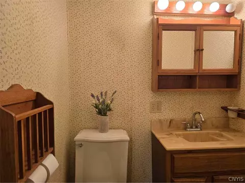 Bath - 246 Oakley Dr E, Syracuse, NY 13205 photo 2 of 2