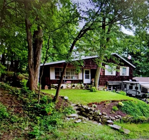 246 Oakley Dr E, Syracuse, NY 13205