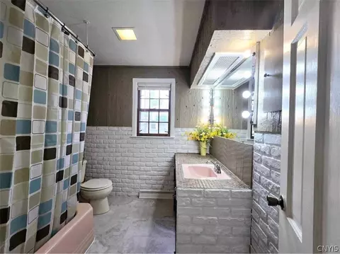 Bath - 246 Oakley Dr E, Syracuse, NY 13205 photo 1 of 2