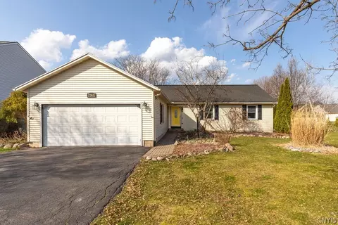 7563 Sugarwood Ln, Syracuse, NY 13212