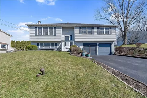 101 Chestnut Heights Dr, Salina, NY 13088