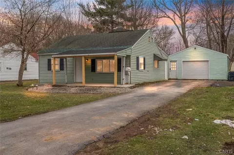 30 Waterbury Dr, Syracuse, NY 13212