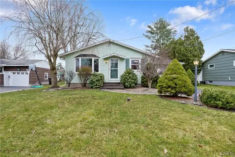 113 Ravenswood Dr, Clay, NY 13090