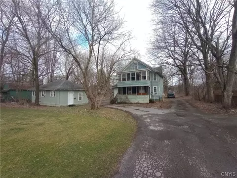 1129 Valley Dr, Syracuse, NY 13207