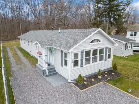 7076 Lakeshore Rd, Cicero, NY 13039