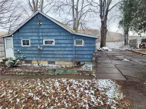 8 E High Banks Dr, Granby, NY 13069