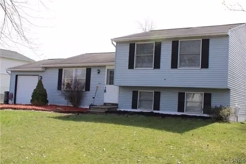 7582 Iris Ln, Clay, NY 13088