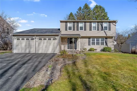 7512 Meadow Wood Dr, Syracuse, NY 13212