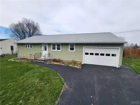 114 Charles Dr, Camillus, NY 13031