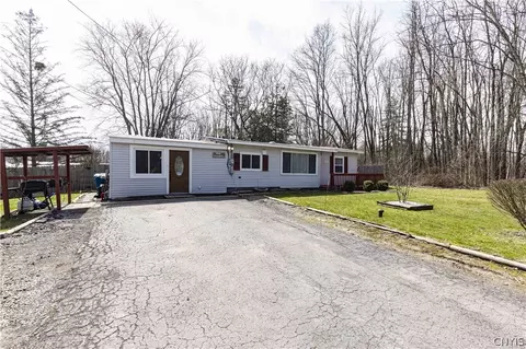 7476 E Murray Dr, Cicero, NY 13039
