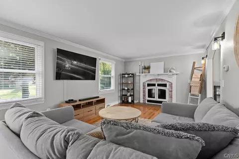 Living - 12 Oriole Path, Liverpool, NY 13090 photo 2 of 4