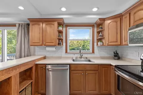 Kitchen - 12 Oriole Path, Liverpool, NY 13090 photo 3 of 5